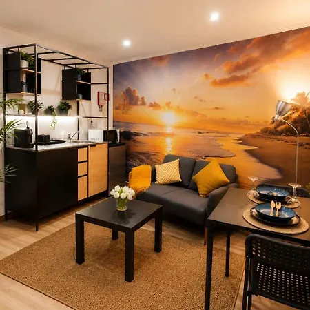 77 Lisbon Design Near Airport, Lisbon, Amadora, Odivelas & Sintra Апартаменты